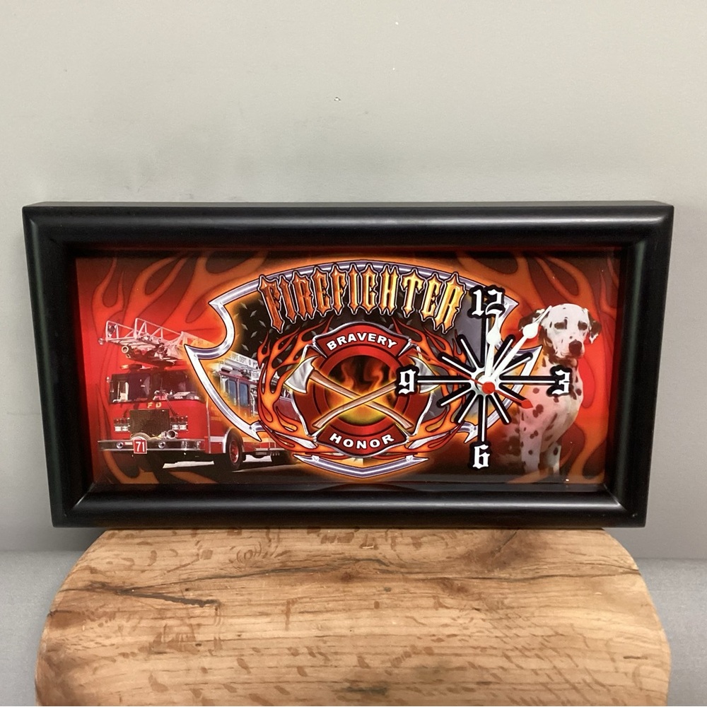 🔴 Firefighter Clock - Bravery - Honor - In Like New Condition - Brilliant Colors - Picture 2 of 9